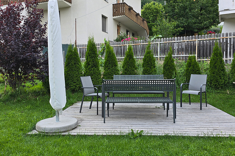 Sitzmoglichkeiten im Aussenbereich am Bertollhof